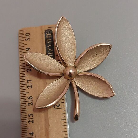Vintage Crown Trifari Flower Brooch Pin in Antique Gold Tone Finish - Picture 4 of 5